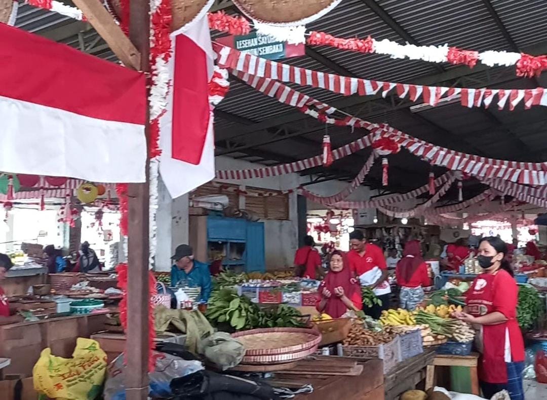 Meriahkan HUT ke-78 RI, Pedagang Pasar Rejowinangun Magelang Pasang Pernak-Pernik Bernuansa Merah Putih