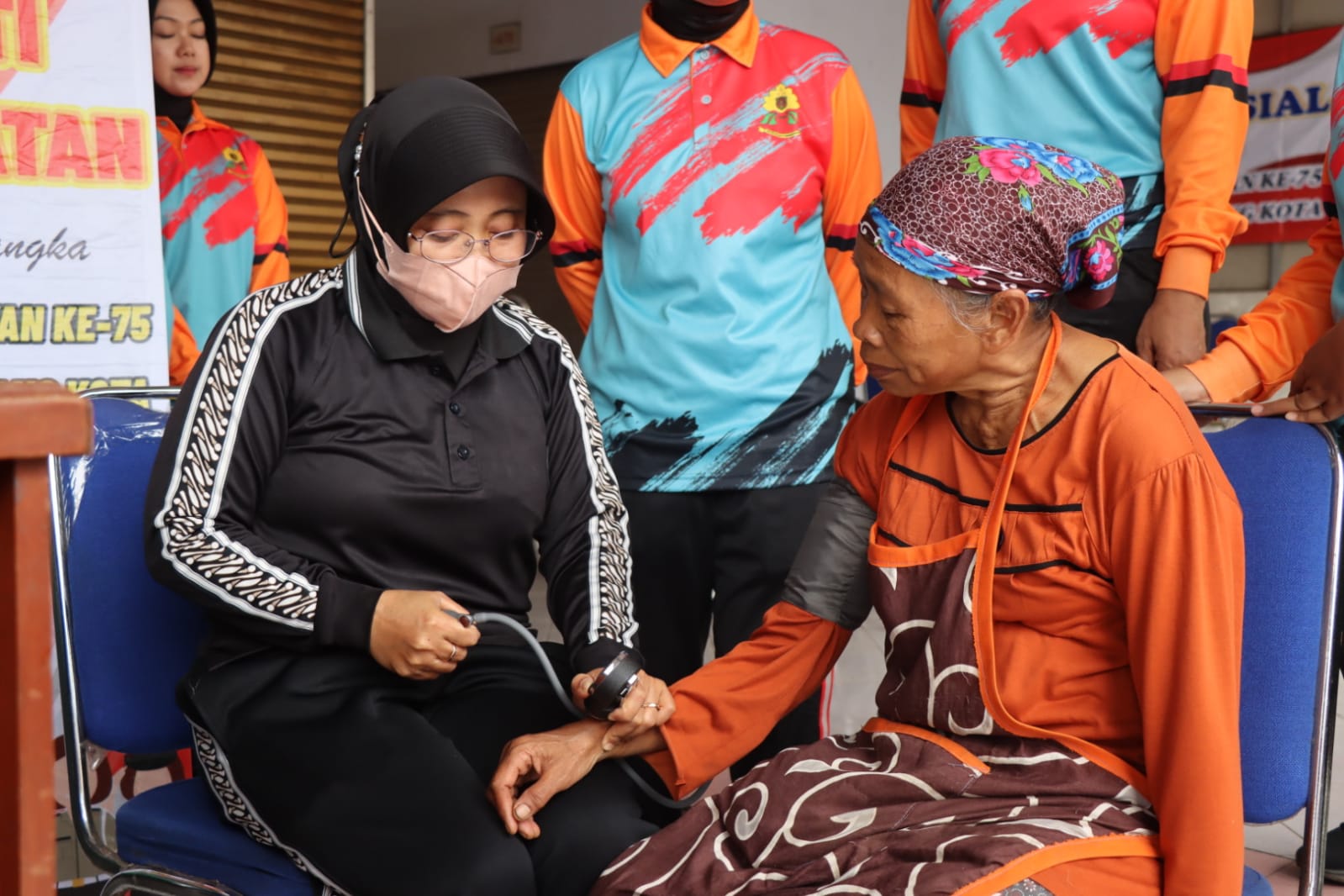 Sambut Hari Jadi Polwan ke-75, Polres Magelang Kota Gelar Bakti Kesehatan dan Sosial di Pasar Rejowinangun