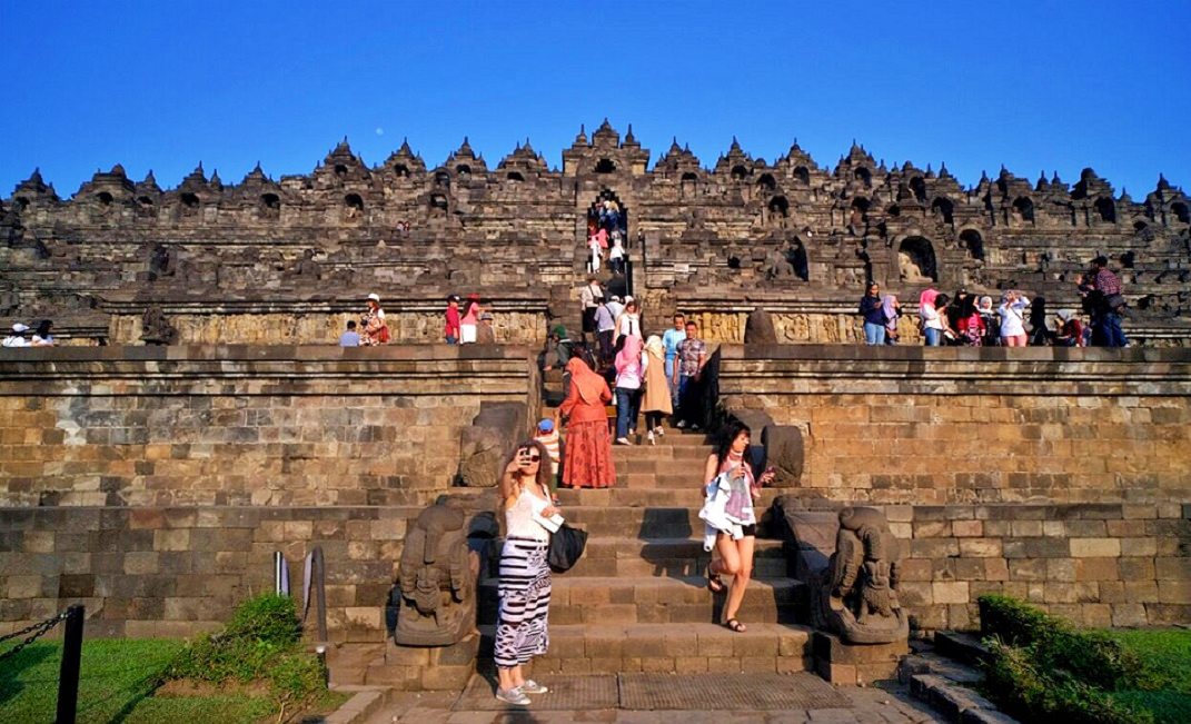 ilustrasi_foto lama wisata asing atau wisman atau bule di Candi Borobudur