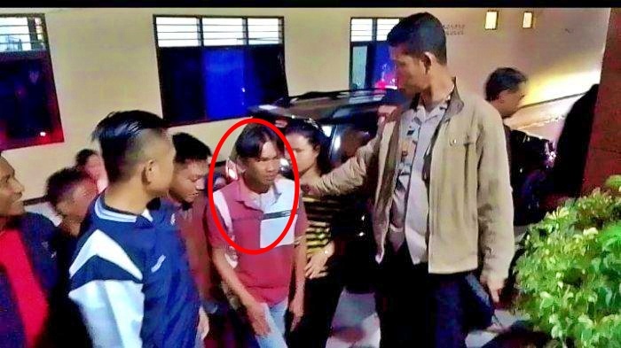 ortu murid yang ketapel guru menyerahkan diri