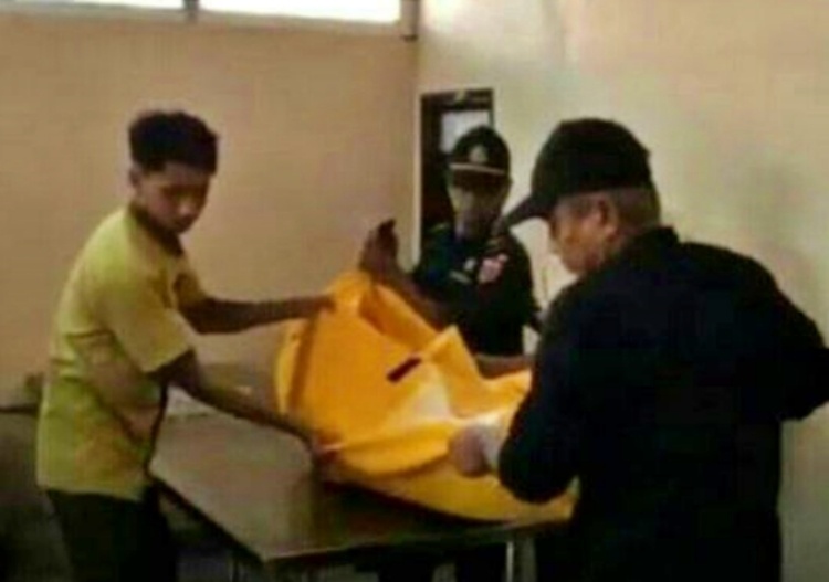 petugas saat evakuasi jenazah suami kedua yang dibunuh suami ketiga