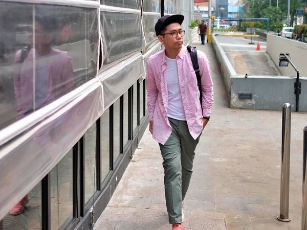 pria ini buka jasa curhat