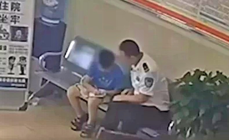 tangkapan layar cctv bocah SD melapor ke Kantor Polisi