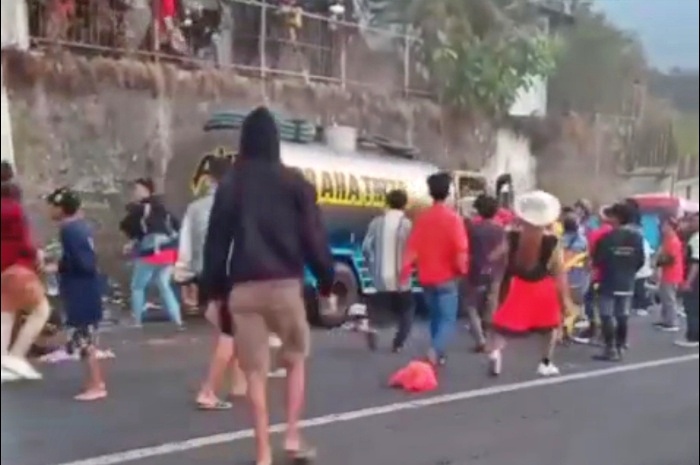 tangkapan layar video Truk Tangki Air Tabrak Rombongan Karnaval di Mojokerto