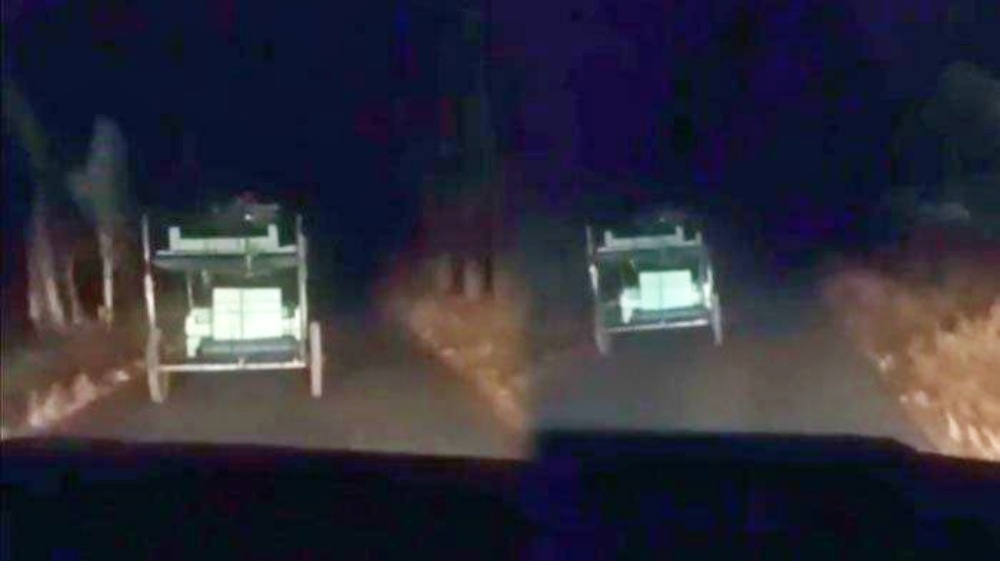 tangkapan layar video gerobak kosong jalan sendiri saat malam hari