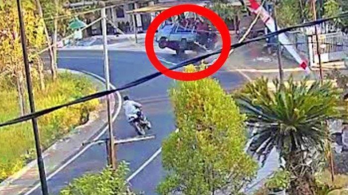 tangkapan layar video mobil bak terbuka membawa rombongan drumband terguling