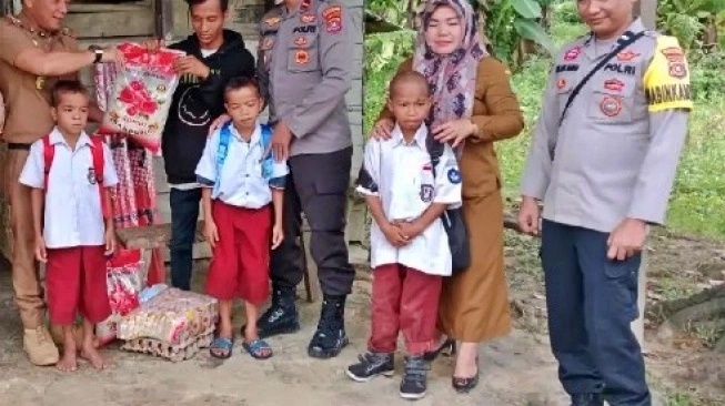 tiga bocah SD dapat bantuan sepatu