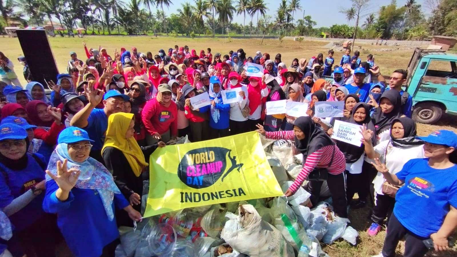 Aksi Pungut Sampah bersama dalam puncak acara Hari Kebersihan Sedunia 2023 Kabupaten Magelang di Desa Paremono Mungkid