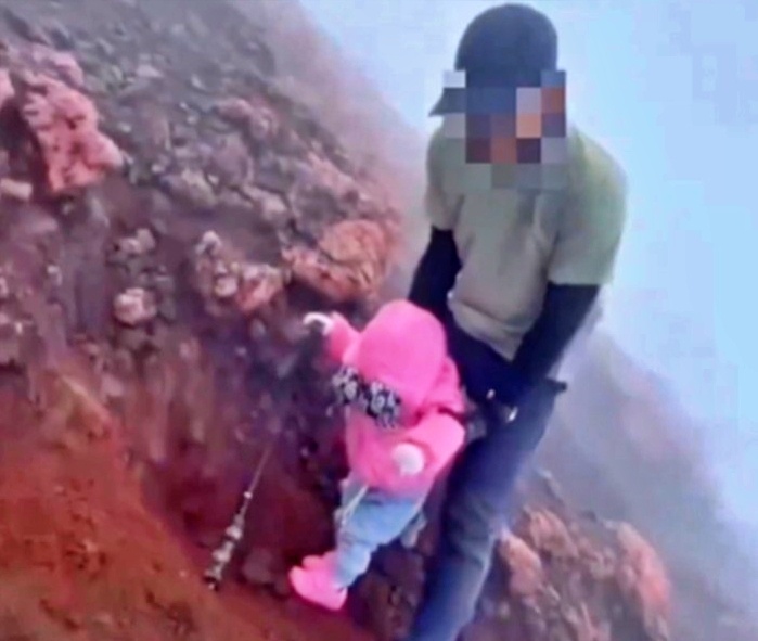 Balita diajak naik ke Puncak Gunung Kerinci oleh orang tuanya