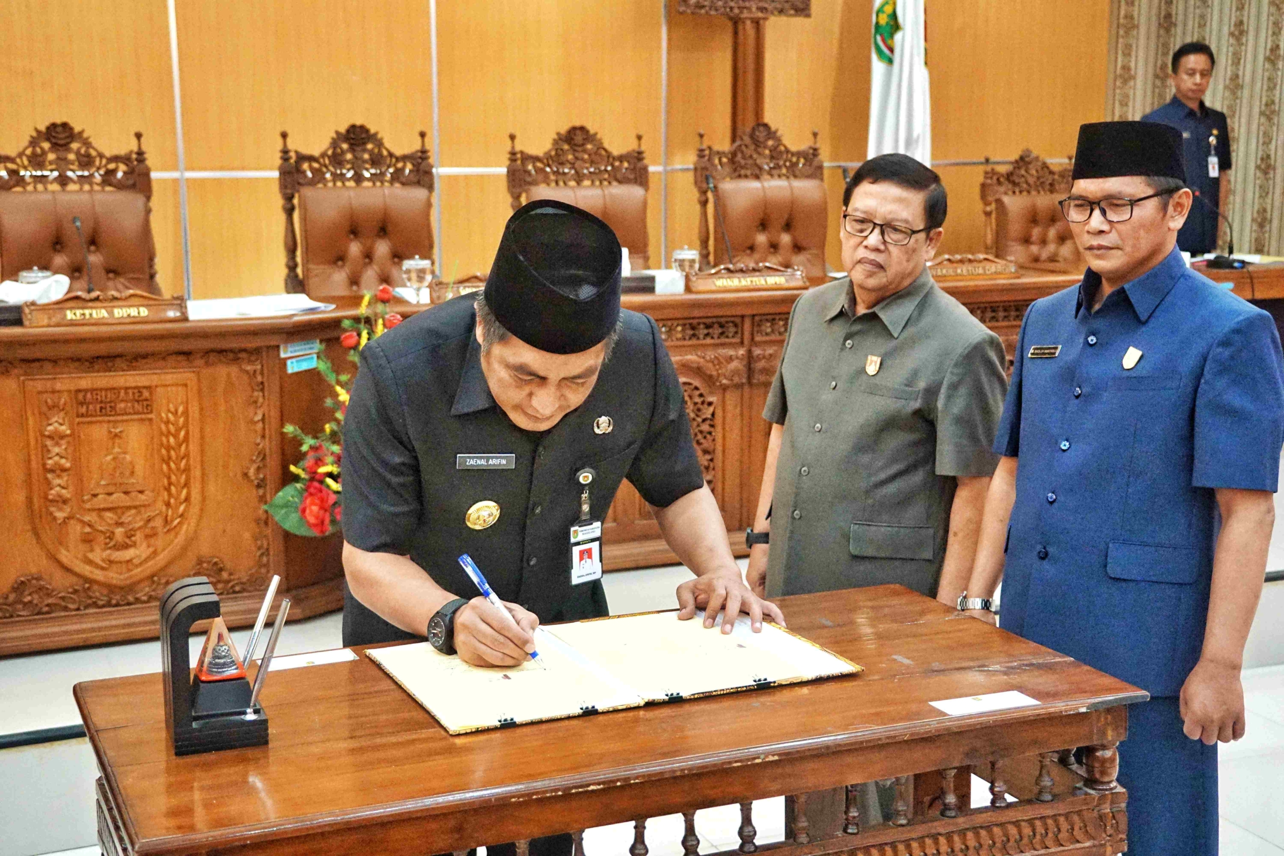 Bupati Magelang Zaenal Arifin bersama DPRD Kabupaten Magelang saat menandatangani MoU KUA PPAS Perubahan Tahun Anggaran 2023