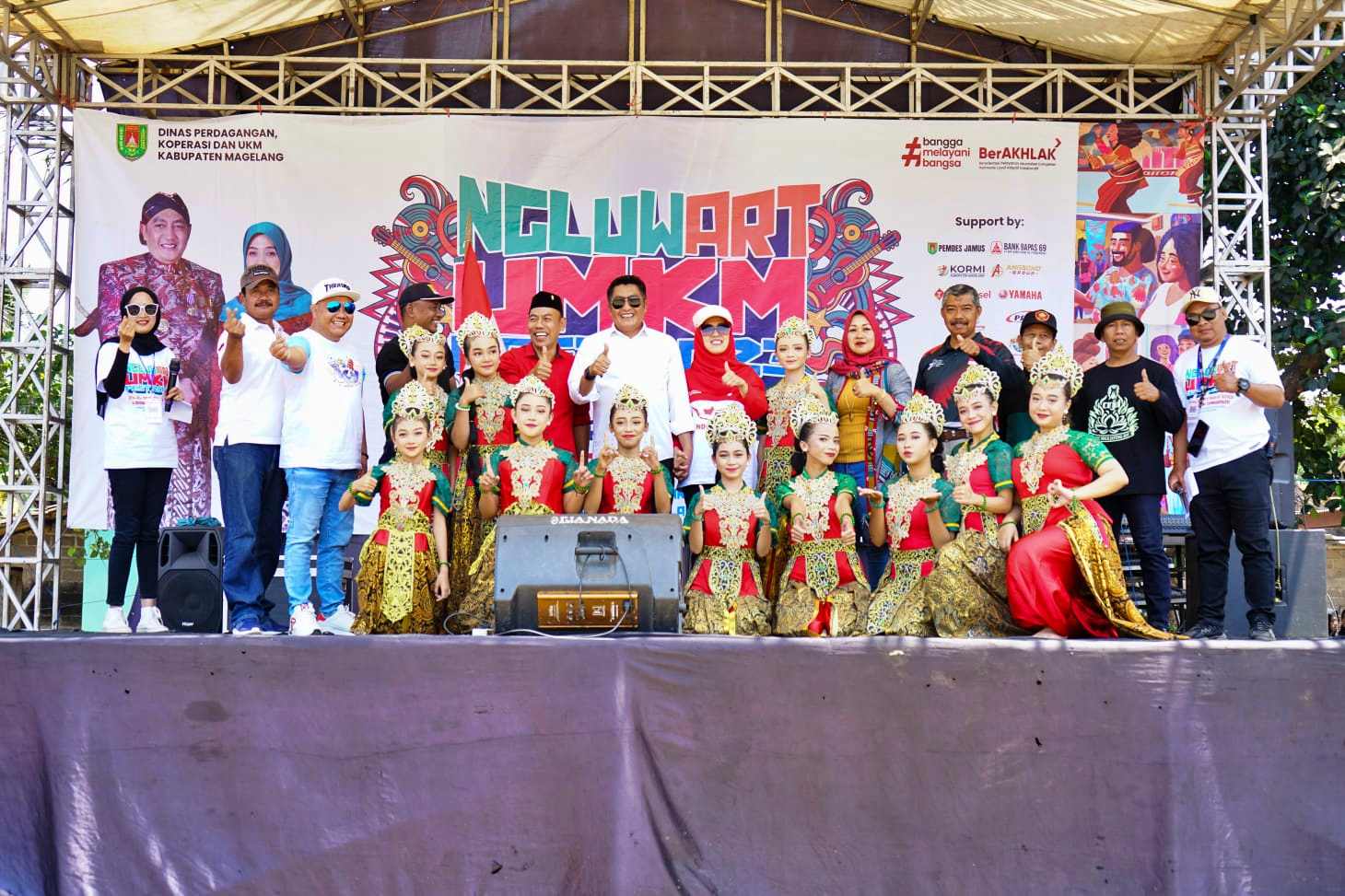 Bupati Magelang setelah membuka acara Usaha Micro Kecil dan Menengah (UMKM) Ngluwar Fest Tahun 2023