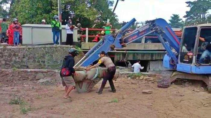 Evakuasi mayat pria 50 tahun dari bawah jembatan tempel