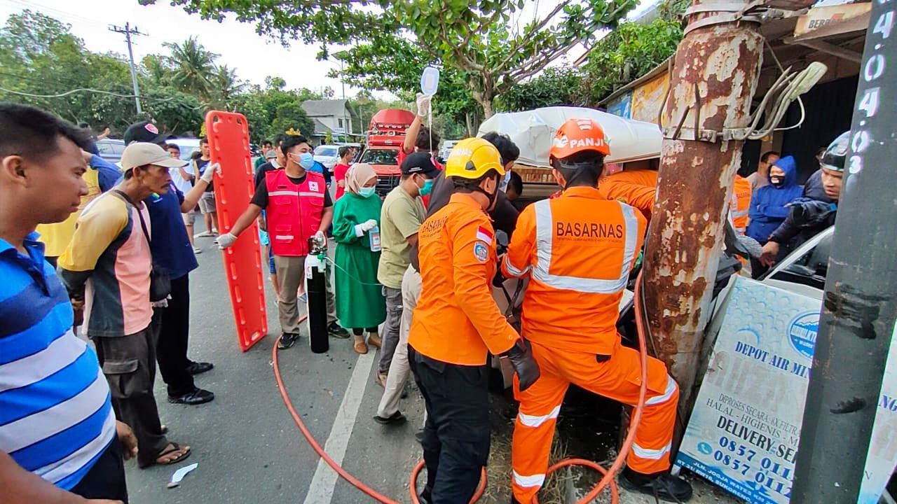 Evakuasi sopir yang terjepit kendaraan di Kulon Progo pada Minggu 24_9_2023_foto Humas Basarnas
