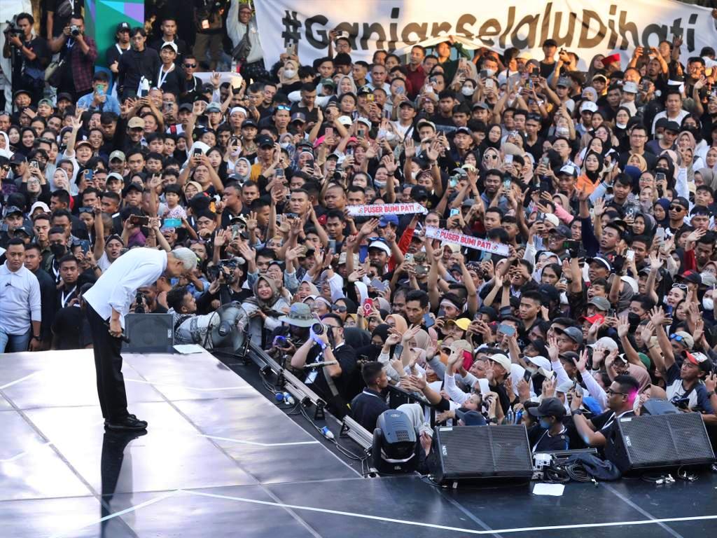 Ganjar Pranowo menunduk terima kasih kepada warga jateng yang melepaskannya di akhir masa jabatan sebagai Gubernur Jawa Tengah