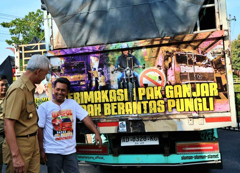 Ganjar Pranowo saat temui sopir truk truk yang kepung kantor Gubernur Jateng