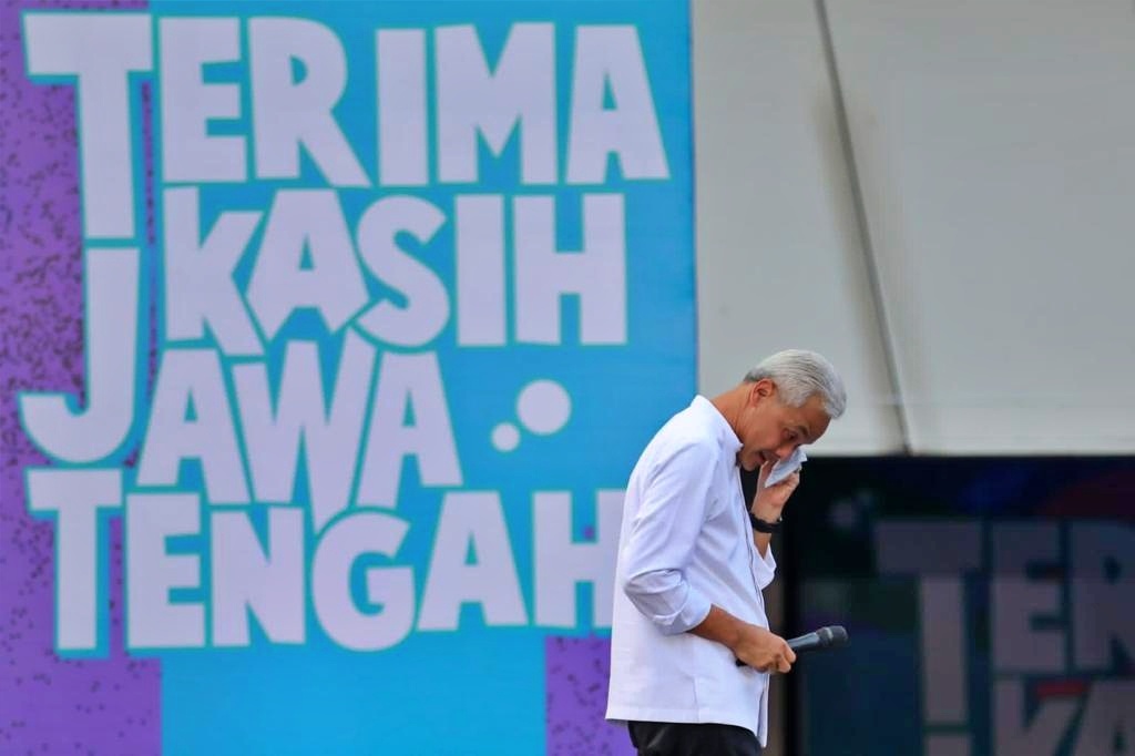 Ganjar Pranowo teteskan air mata saat berpamitan dengan ribuan warga Jawa Tengah