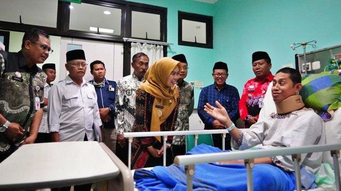 Guru yang dibacok muridnya sendiri dijenguk oleh Bupati Demak