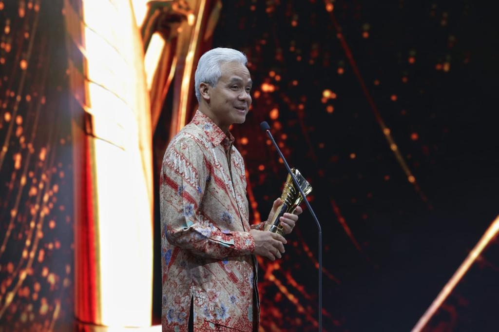Ganjar Pranowo Raih Penghargaan News Maker Terbaik Nasional di Indonesia Award 2023