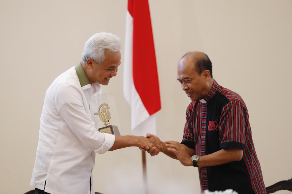 Ganjar Mendapat Replika Kepala Tongkat Uskup Agung, Sarat Makna Kepemimpinan