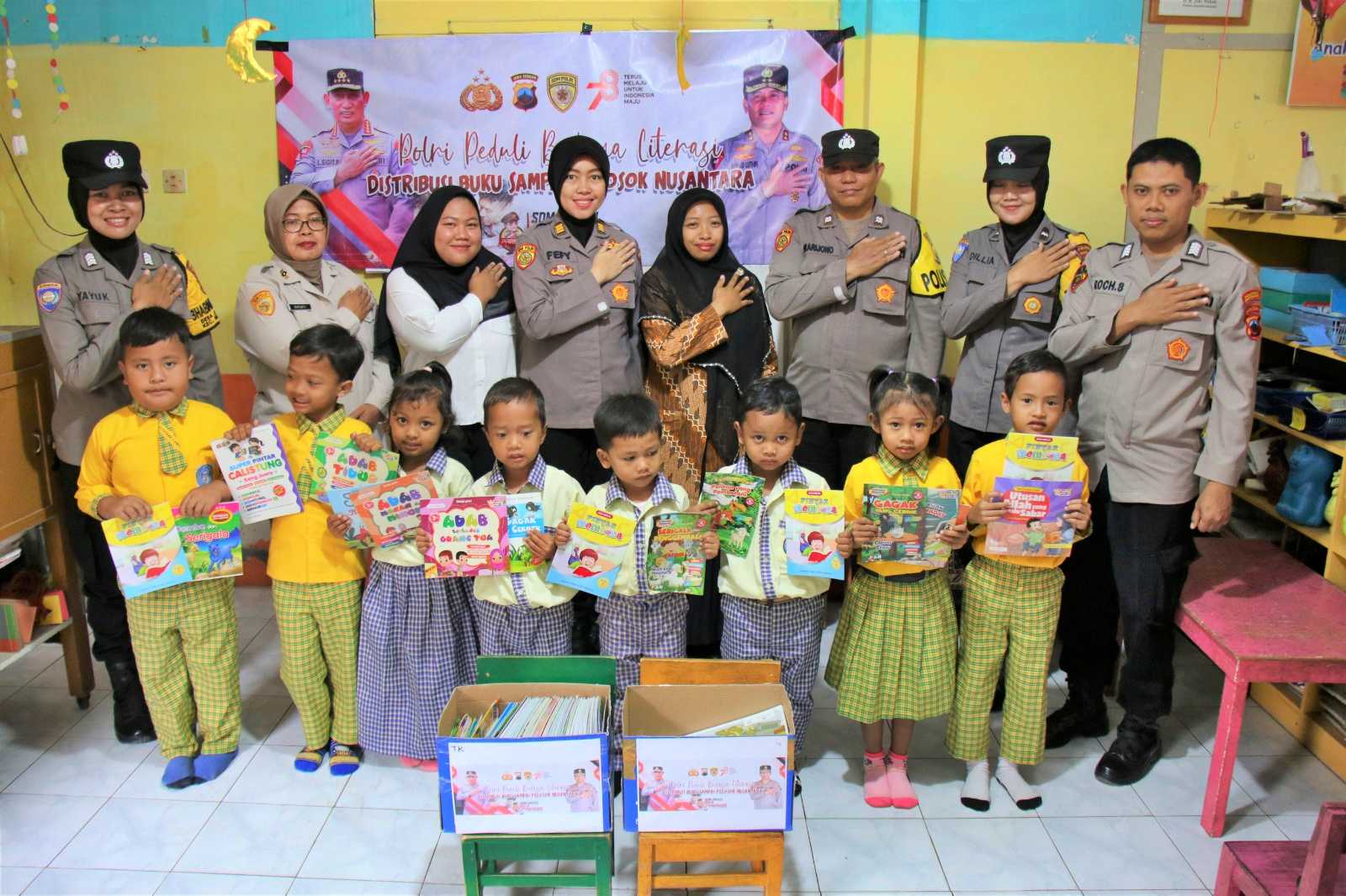 Jajaran Polresta Magelang bakti sosial salurkan buku bacaan