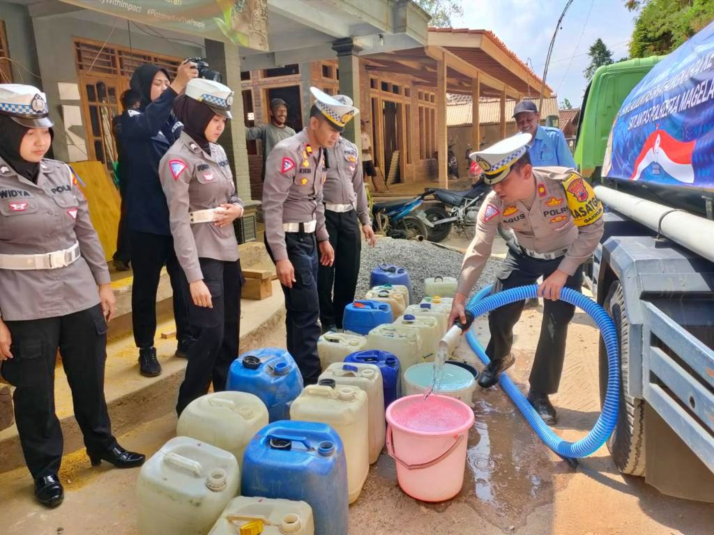 Kepala Satlantas Polresta Magelang saat droping air bersih di lereng menoreh Borobudur