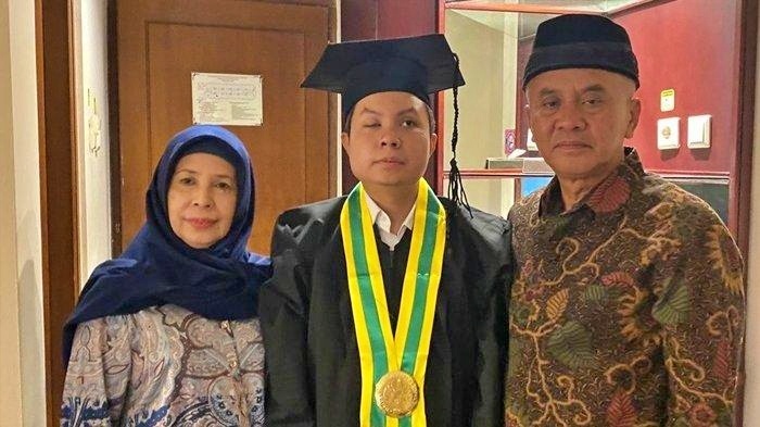Mahasiswa asal Magelang bersama kedua orangtuanya usai prosesi wisuda di GOR UNY