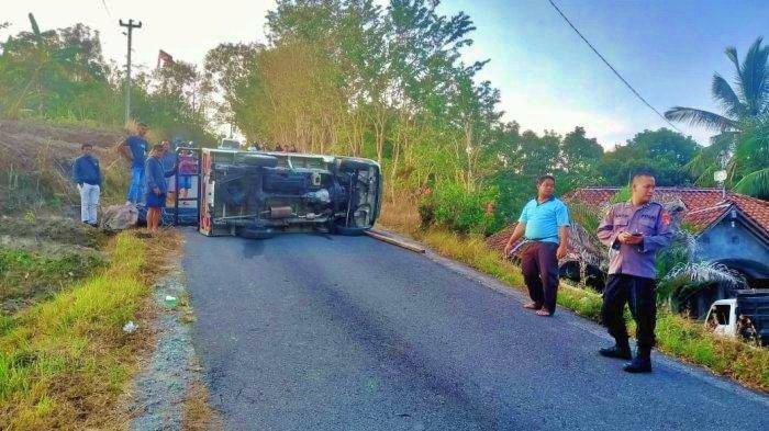 Mobil pickup yang terguling di Jalan Giripurwo
