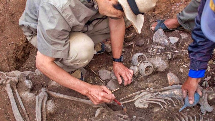 Para arkeolog bekerja di situs makam berusia 3.000 tahun yang mereka yakini berisi dukun sakti_ foto REUTERS_MINISTRY OF CULTURE PERU
