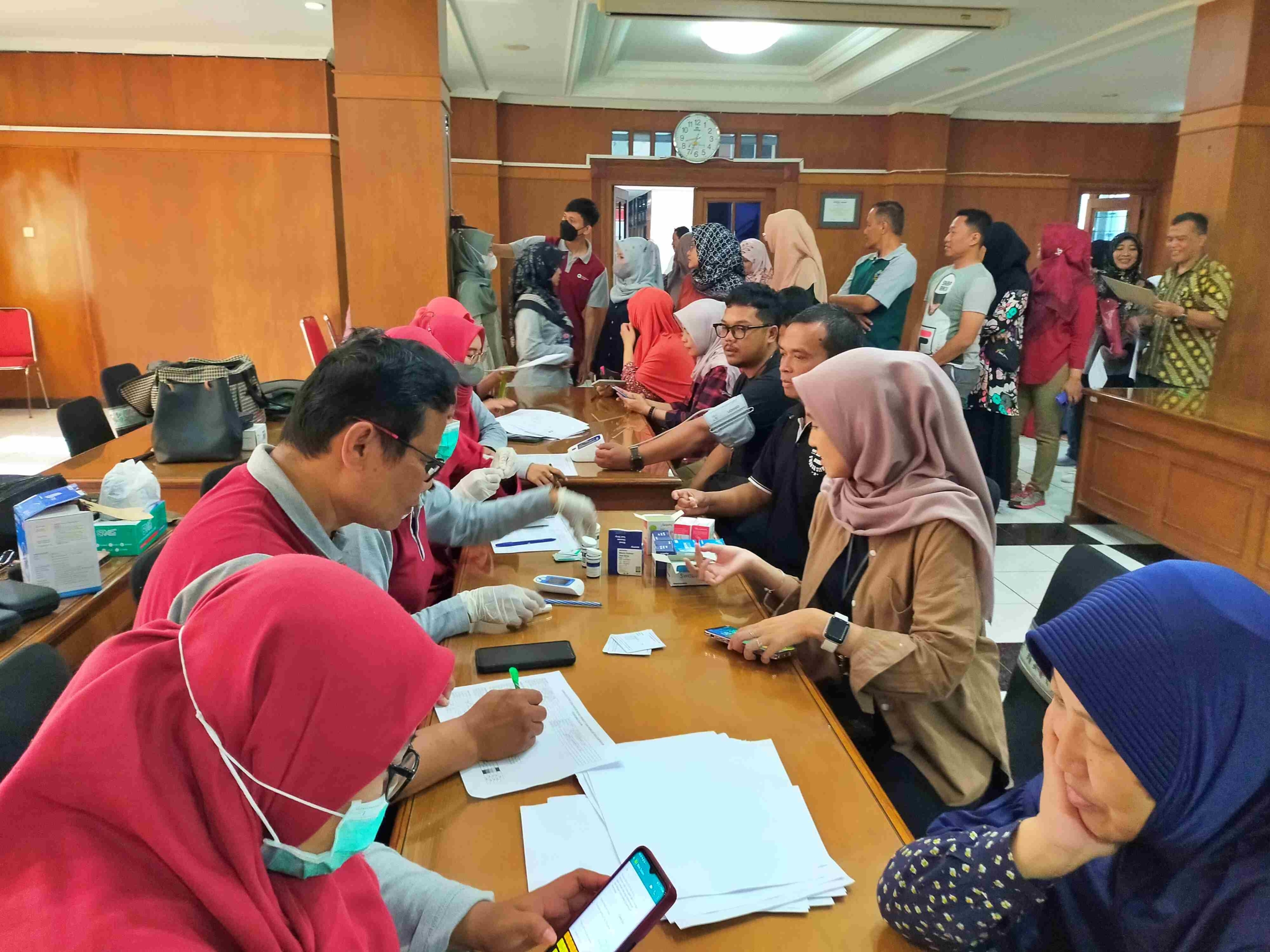 Pegawai di lingkungan Pemerintah Kabupaten Magelang saat mengikuti kegiatan skrining kesehatan