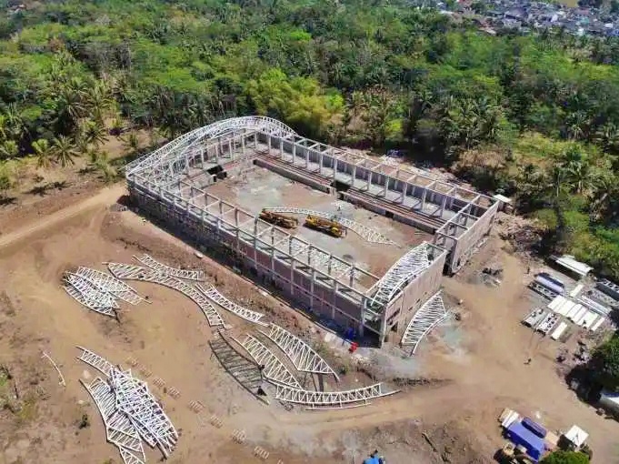 Pembangunan kerangka GOR di komplek Stadion Gemilang Kabupaten Magelang_foto istimewa