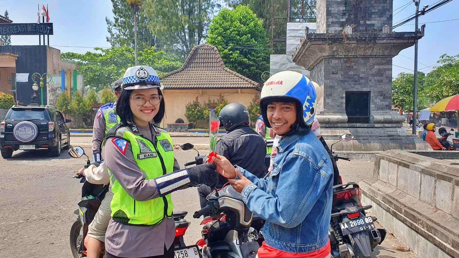 Petugas Satlantas Polresta Magelang saat memberi bunga mawar karena tertib berlalu lintas