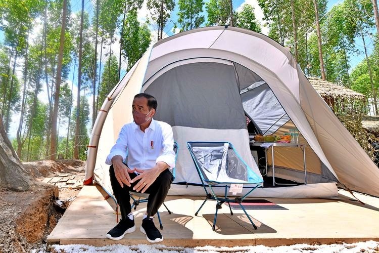 Presiden Joko Widodo atau Jokowi saat di depan tenda kemah di kawasan IKN