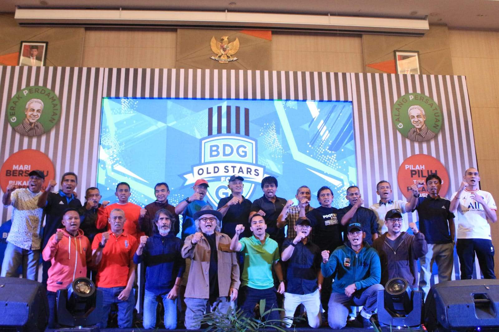 Sejumlah mantan bintang Persib berfoto bersama saat peluncuran gerakan Bandung Old Stars for GP, di Bandung