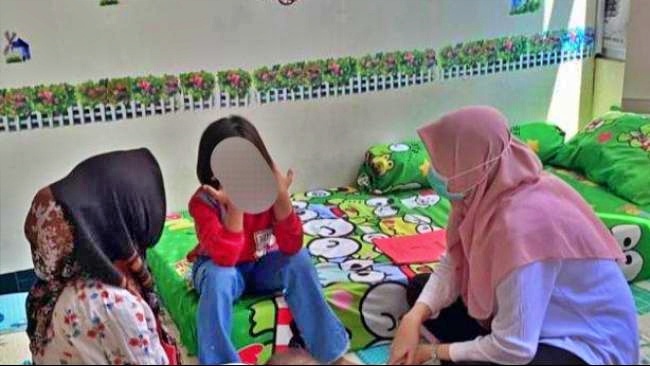 Siswi kelas 2 sd ditusuk matanya dengan tusuk bakso oleh kakak kelasnya