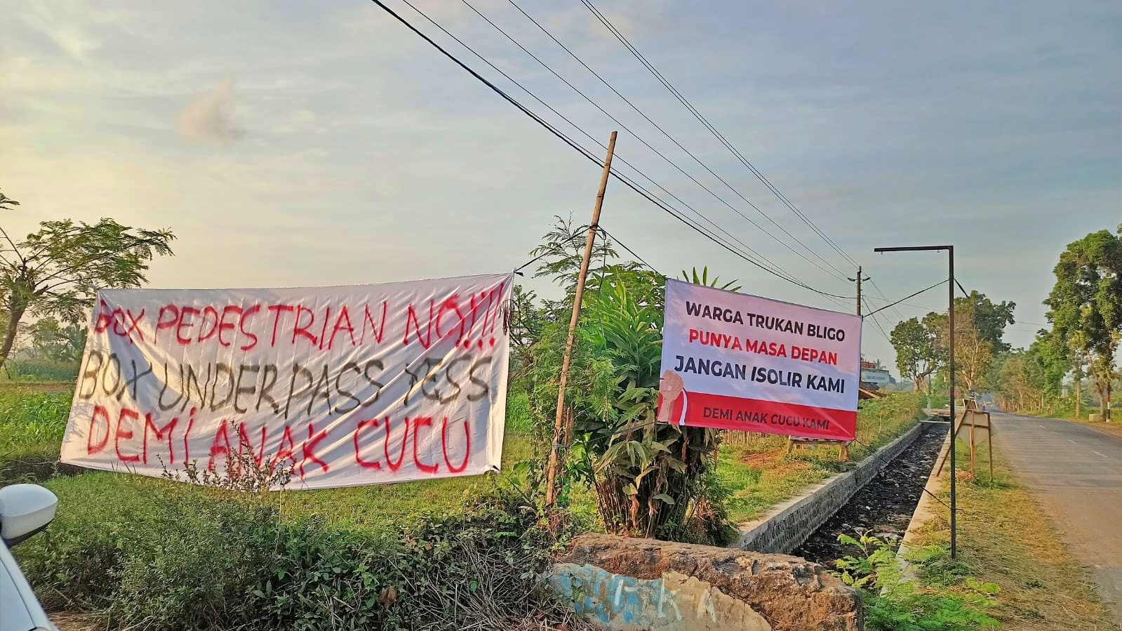 Spanduk spanduk warga Bligo Ngluwar tolak box pedestrian jalan tol jogja bawen