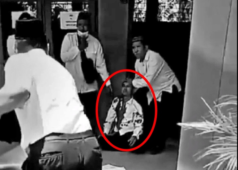 Tangkapan Layar Video seorang Guru bersimbah darah setelah dibacok muridnya sendiri di Demak