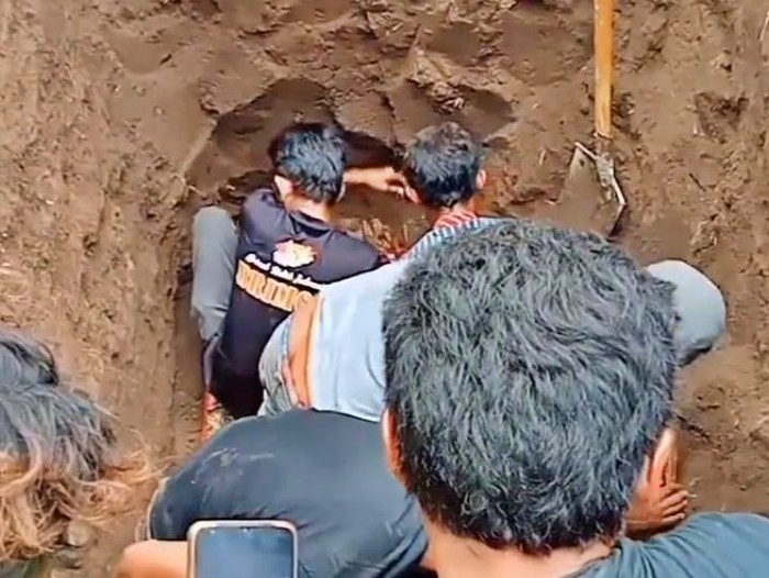 Tangkapan layar video viral saat warga membongkar sebuah makam