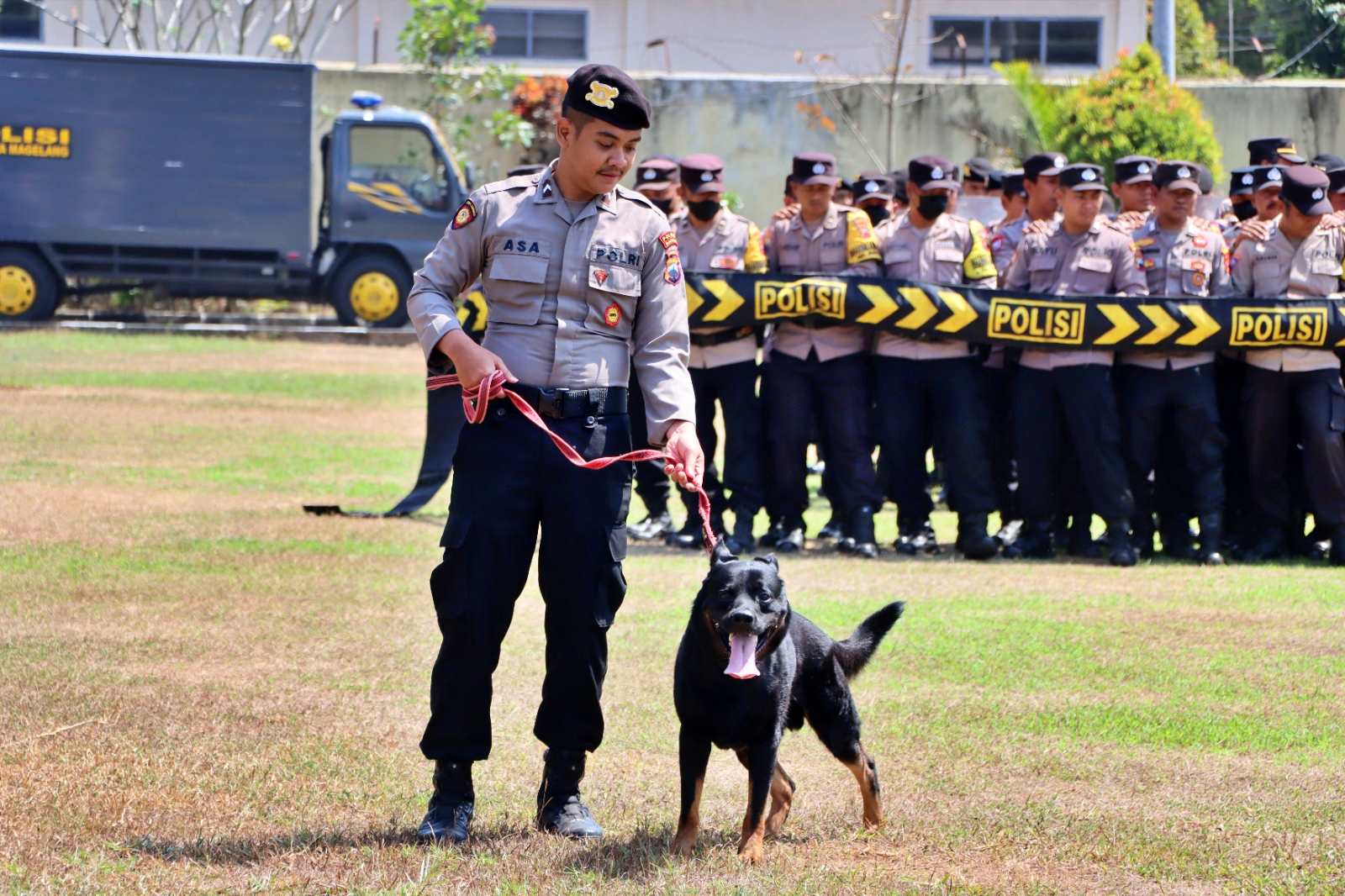 Tim K-9 Polresta Magelang diterjunkan dalam pelatihan Dalmas antisipasi kericuhan
