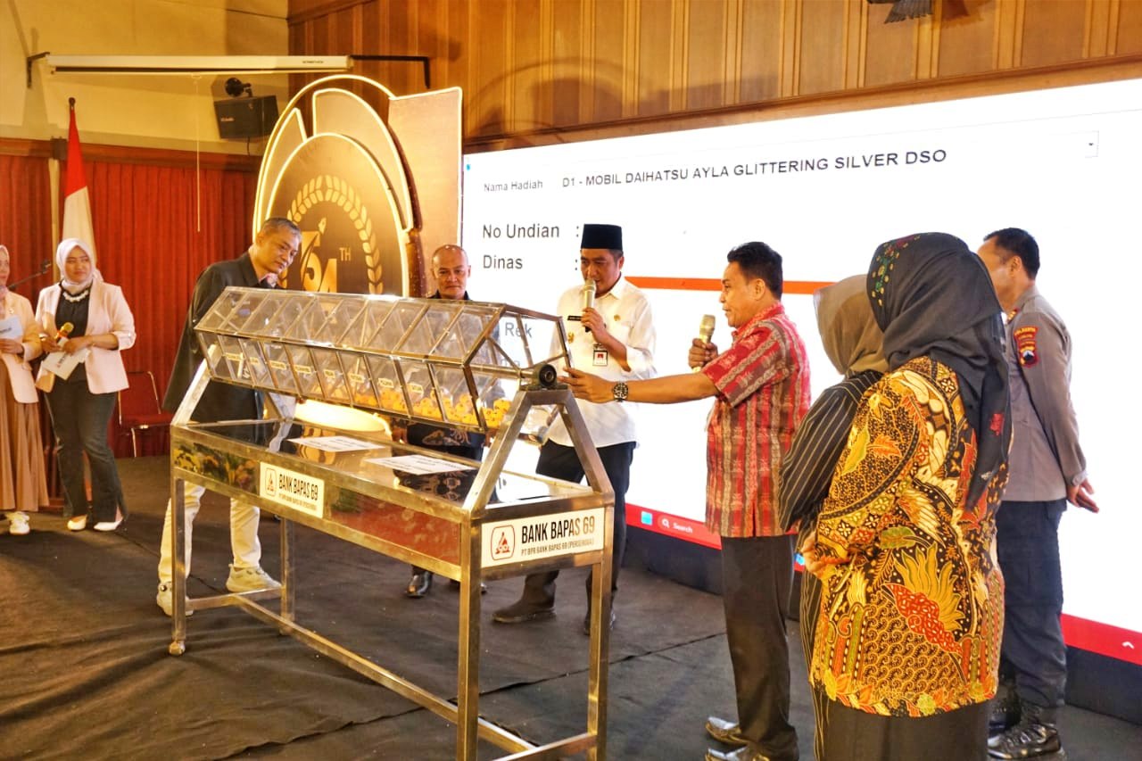 : Bupati Magelang Zaenal Arifin didampingi Direktur Utama PT BPR Bank Bapas 69 Magelang Rohmad Widodo beserta jajaran saat melakukan pengundian Tabungan Utama Bank Bapas 69 Periode Ke-27 Tahun 2023