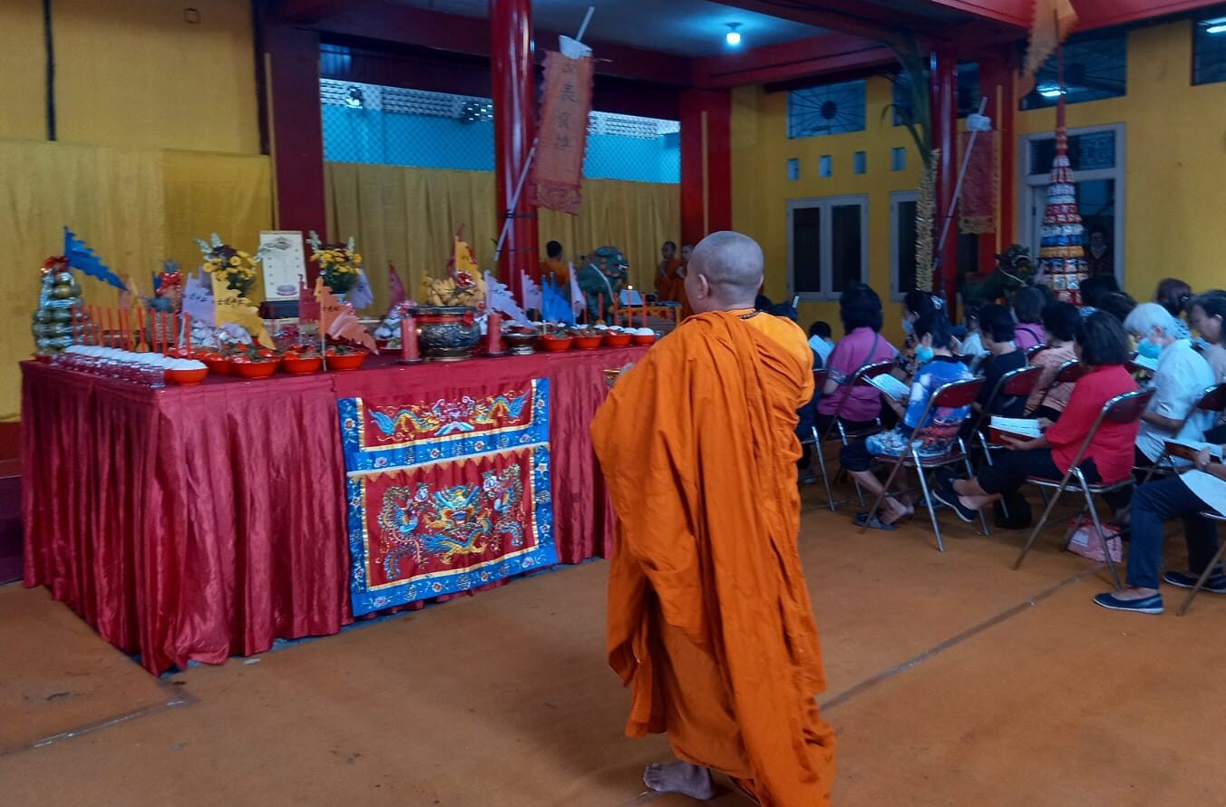 Puluhan Umat Tri Dharma Ikuti Ritual Keng Hoo Ping di TITD Liong Hok Bio Magelang