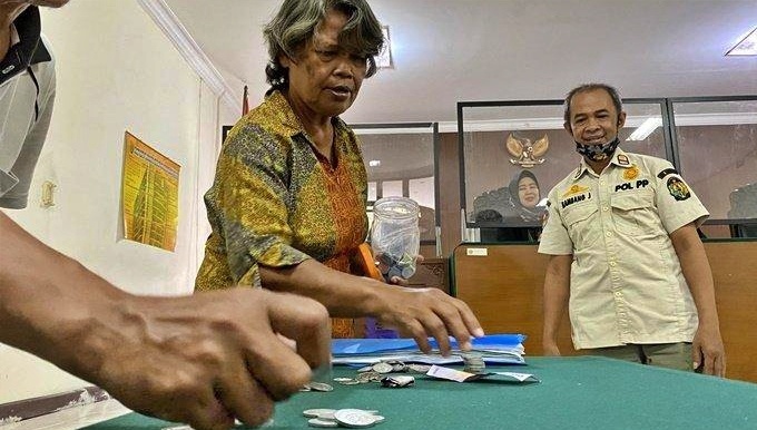bayar denda karena buang sampah sembarangan dengan uang receh di Jogja