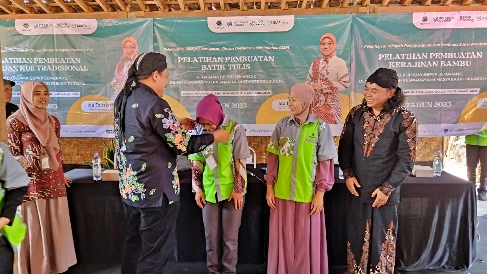 pelatihan bidang wisata bagi masyarakat di kawasan wisata Borobudur Magelang.