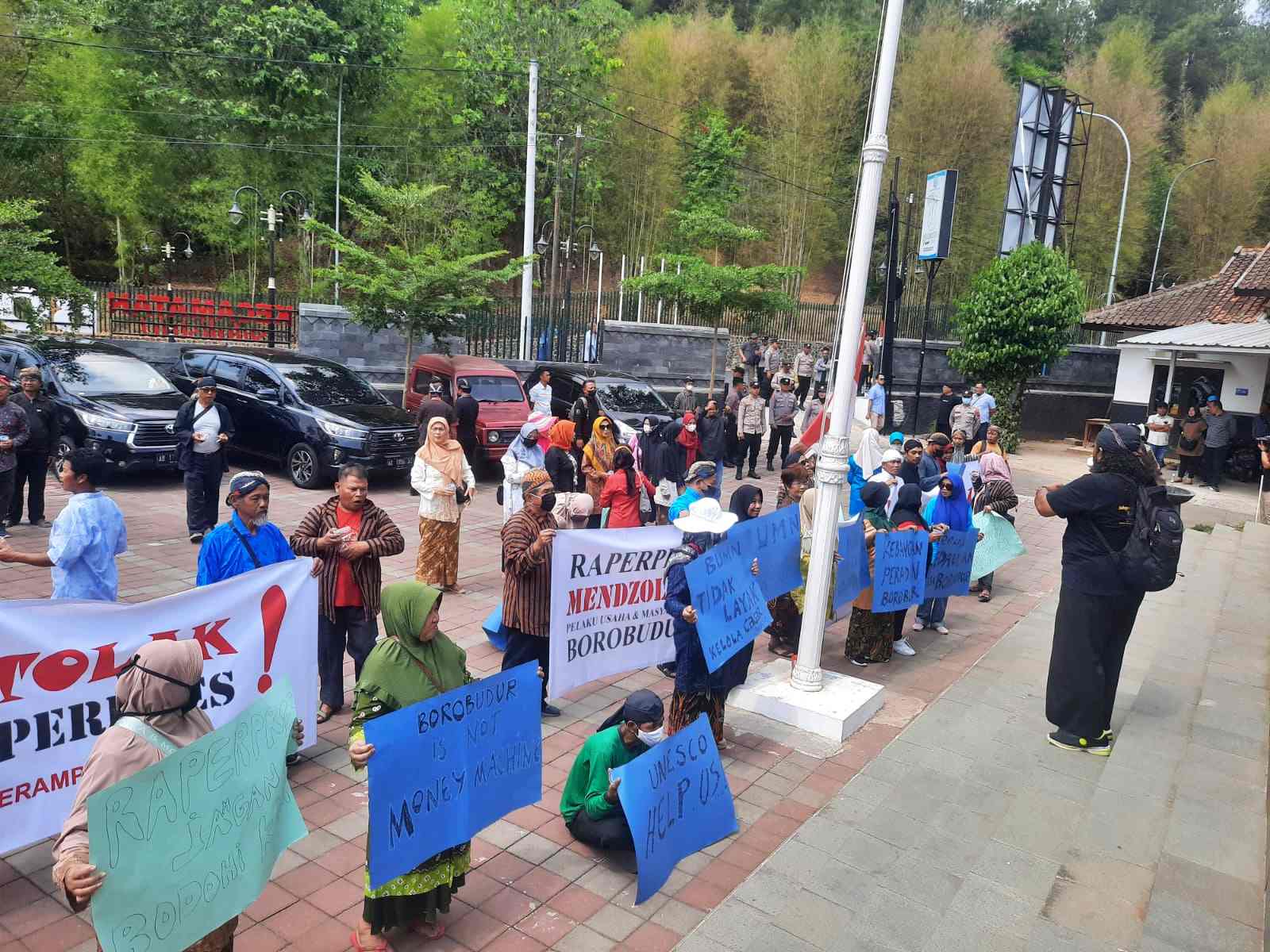 Aksi warga Tolak Raperpres Tata Kelola Kawasan Borobudur Magelang di depan Kantor Kecamatan Borobudur