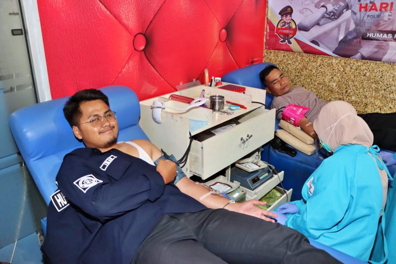 Anggota Humas Polresta Magelang donor darah