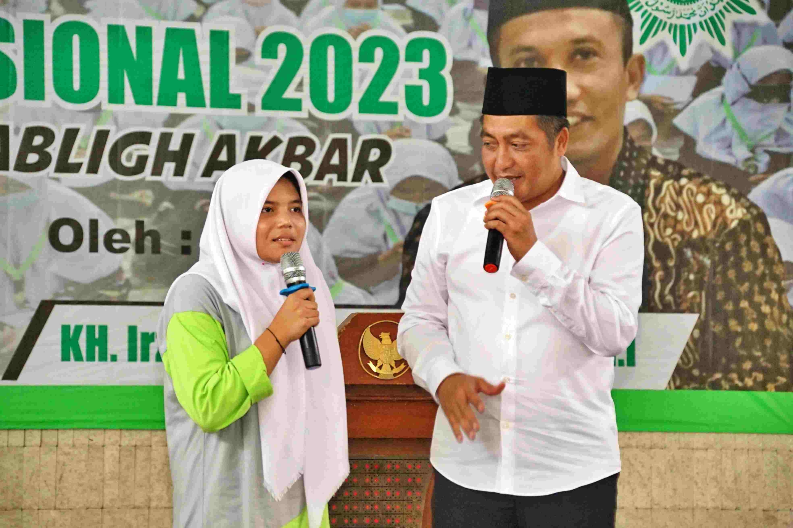 Bupati Magelang Zaenal Arifin didampingi istri beserta jajaran Forkompimda Kabupaten Magelang menghadiri acara peringatan Hari Santri Nasional tingkat Kabupaten Magelang Tahun 2023