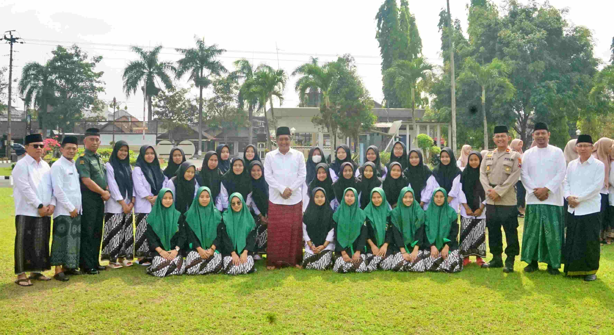 Bupati Magelang Zaenal Arifin saat memimpin langsung Upacara Peringatan Hari Santri Nasional Tingkat Kabupaten Magelang Tahun 2023