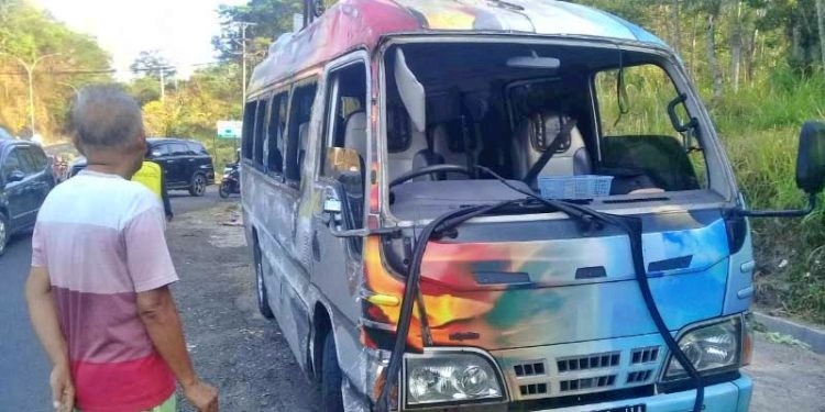 Bus jenis Elf milik Gereja Bethany Fresh Anointing Yogyakarta yang terguling di turunan Kopeng, Getasan, Kabupaten Semarang menuju Salatiga