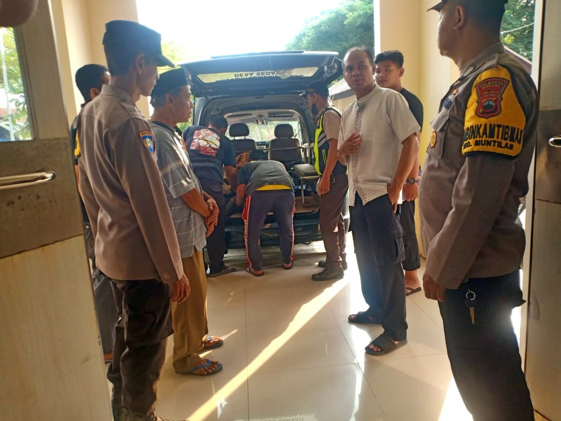 Evakuasi Jenazah seorang pria yang meninggal dunia di sebuah warung makan di Muntilan Magelang