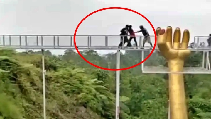 Jembatan Kaca di Banyumas Pecah