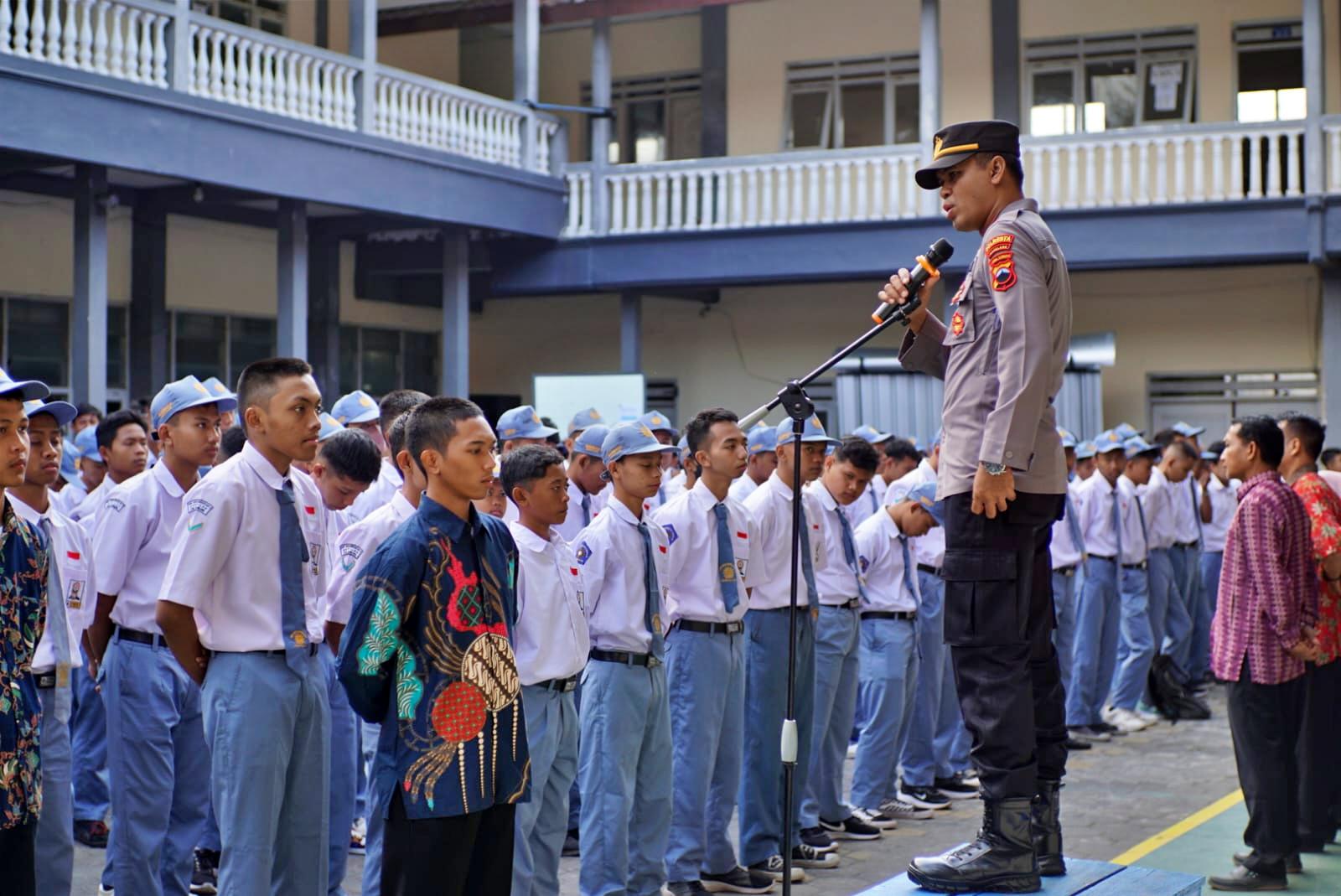Kapolsek Muntilan saat memimpin upacara di sebuah sekolah